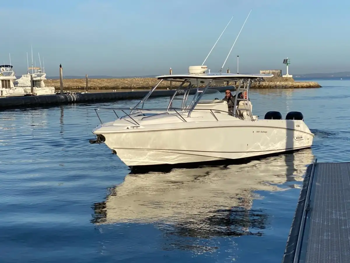 BOSTON WHALER 320 OUTRAGE CUDDY