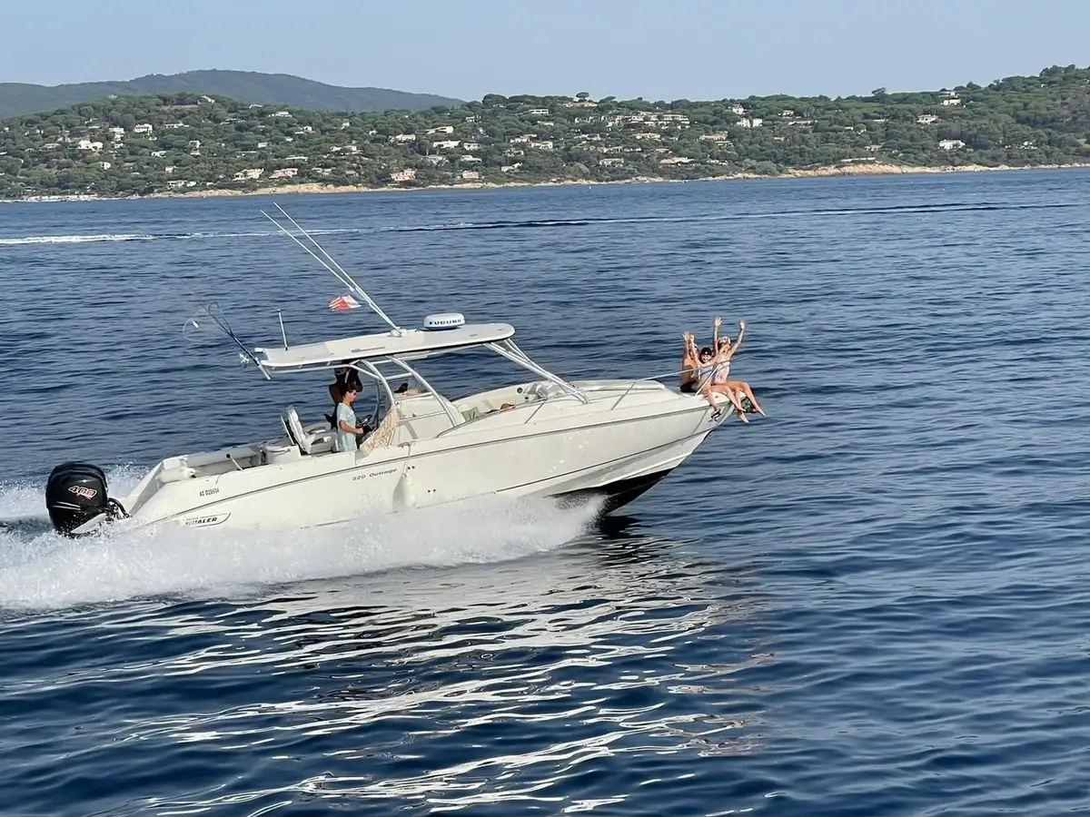 BOSTON WHALER 320 OUTRAGE CUDDY