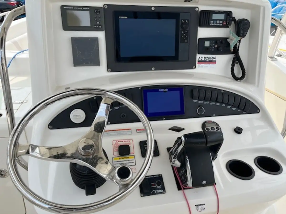 BOSTON WHALER 320 OUTRAGE CUDDY